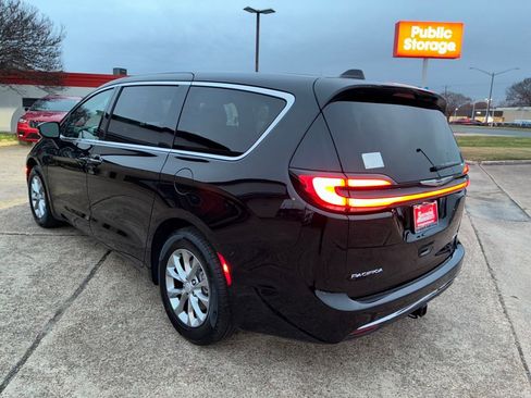 New 2026 Chrysler Pacifica Limited w/ Trailer Tow Group FWD image 3