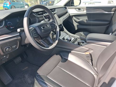 Used 2024 Jeep Grand Cherokee L Limited w/ Black Appearance Package AWD/4WD image 11