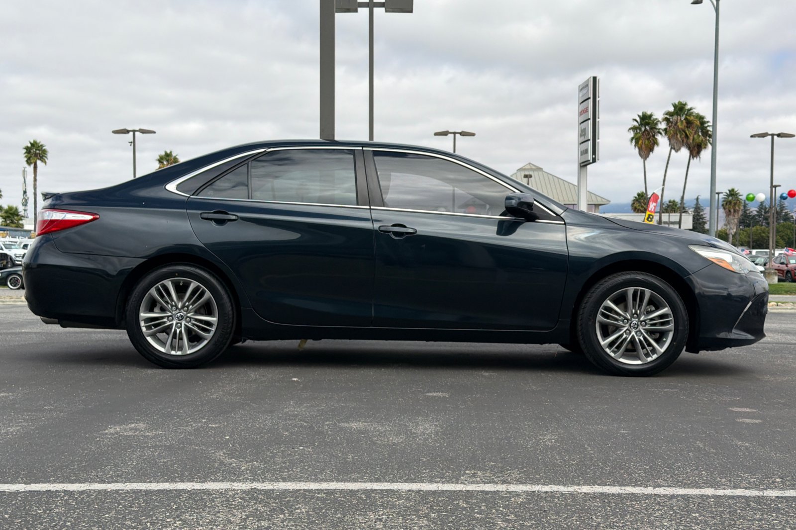 Used 2016 Toyota Camry SE FWD image 3