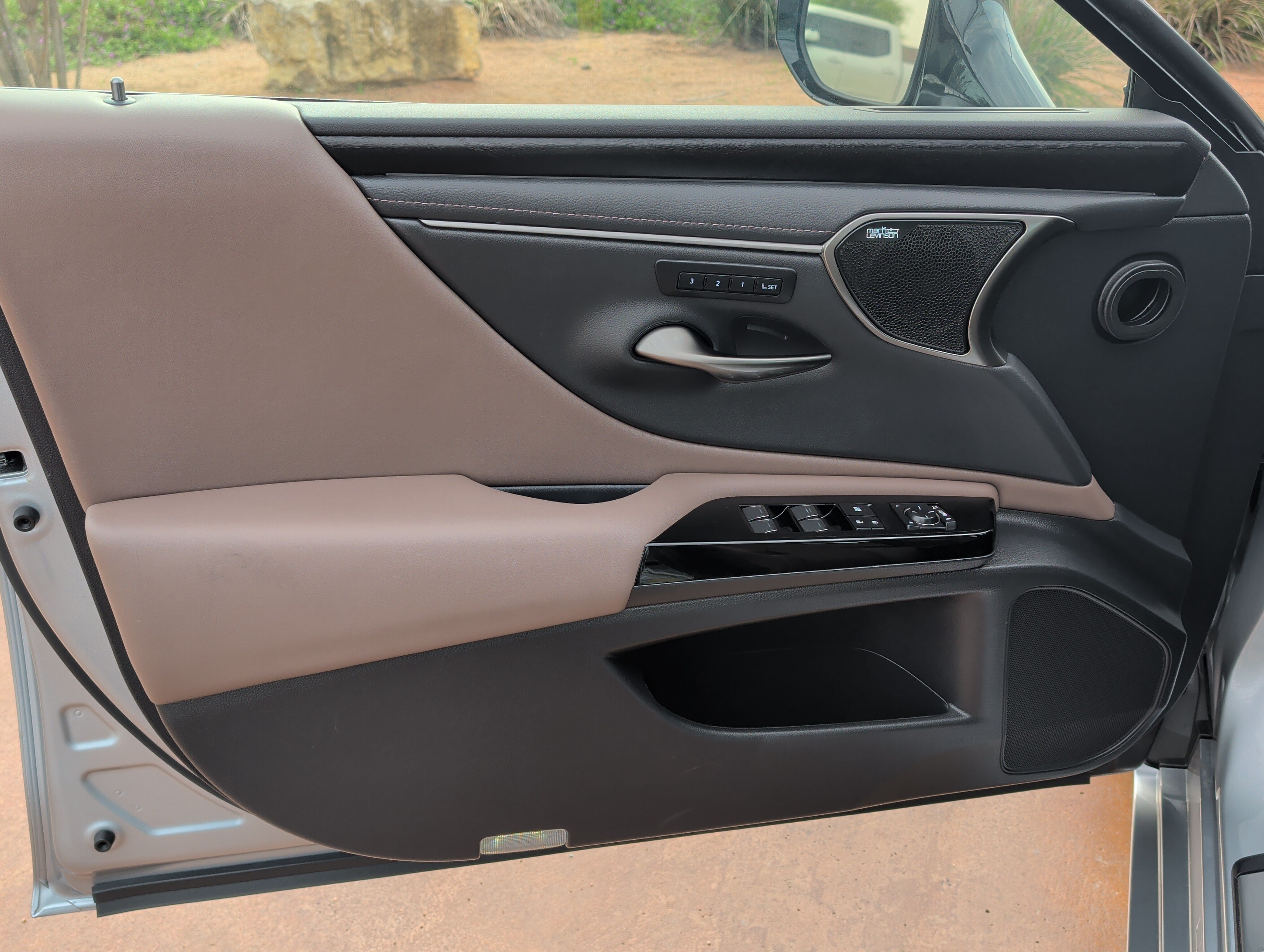 Used 2025 Lexus ES 300h Ultra Luxury w/ Accessory Package (Z1) FWD image 8