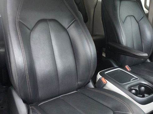 Used 2019 Chrysler Pacifica Touring-L Plus FWD image 11