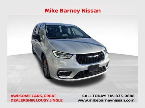 Used 2024 Chrysler Pacifica Select image 1