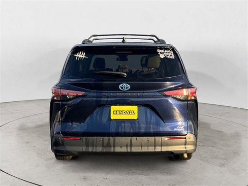 Used 2021 Toyota Sienna XLE image 4