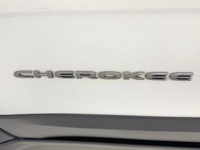 Used 2015 Jeep Cherokee Trailhawk w/ Comfort/Convenience Group AWD/4WD image 24