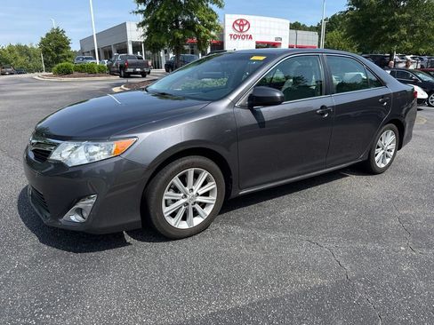 Used 2013 Toyota Camry XLE w/ Leather Pkg FWD image 2