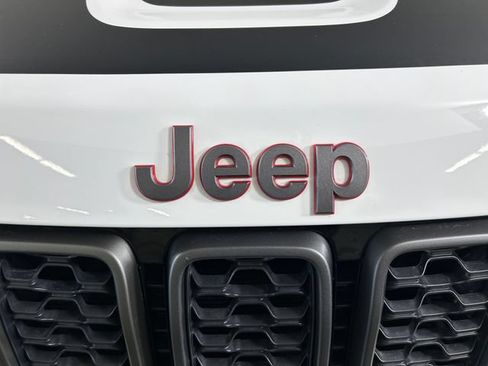 Used 2019 Jeep Grand Cherokee Trailhawk AWD/4WD image 10