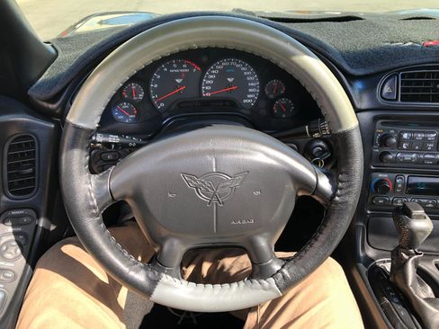 Used 2004 Chevrolet Corvette Convertible w/ Preferred Equipment Group RWD image 21