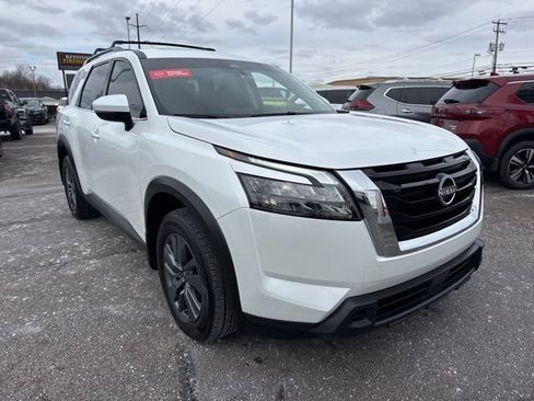 Used 2025 Nissan Pathfinder SV w/ SV Premium Package image 3