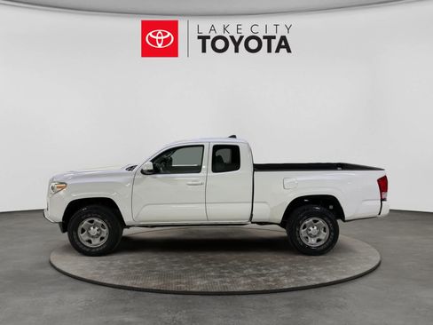 Used 2017 Toyota Tacoma SR w/ SR Convenience Package RWD image 3