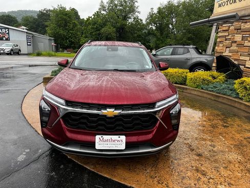 Used 2025 Chevrolet Trax LT w/ LT Convenience Package FWD image 2