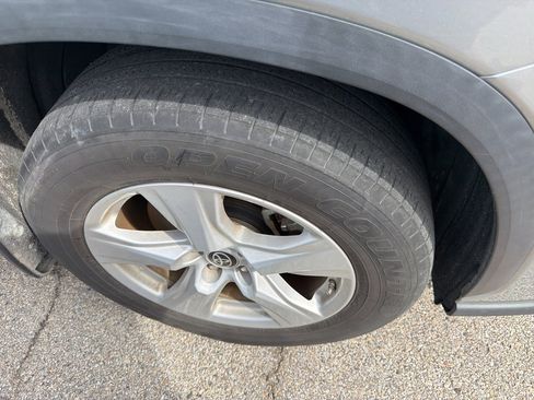 Used 2022 Toyota Highlander LE image 12