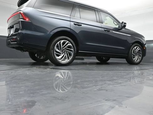 Certified 2025 Lincoln Navigator Reserve AWD/4WD image 44