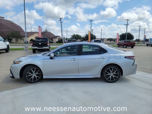 Used 2024 Toyota Camry SE FWD image 4