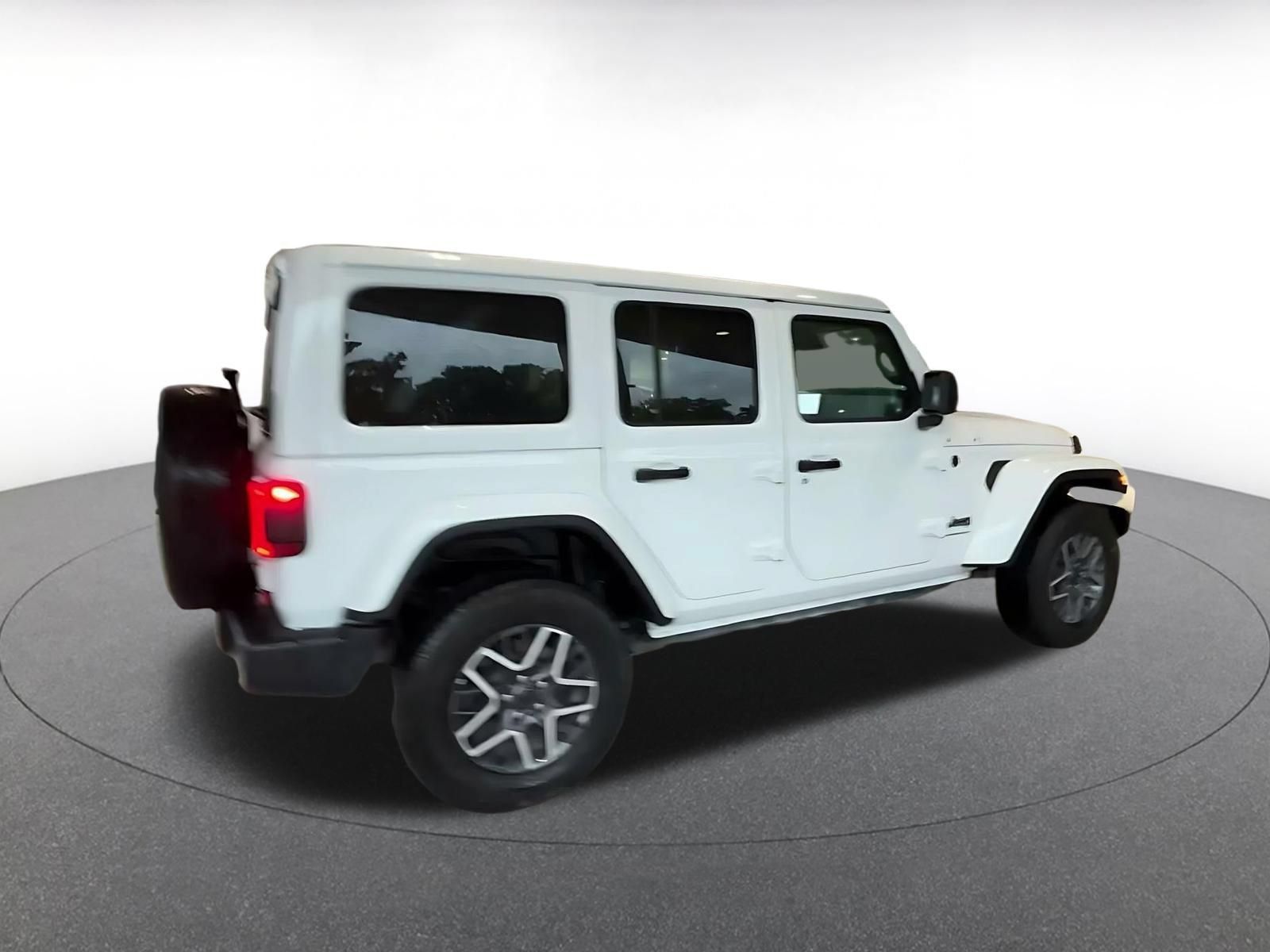 Used 2025 Jeep Wrangler Unlimited Sahara AWD/4WD image 13
