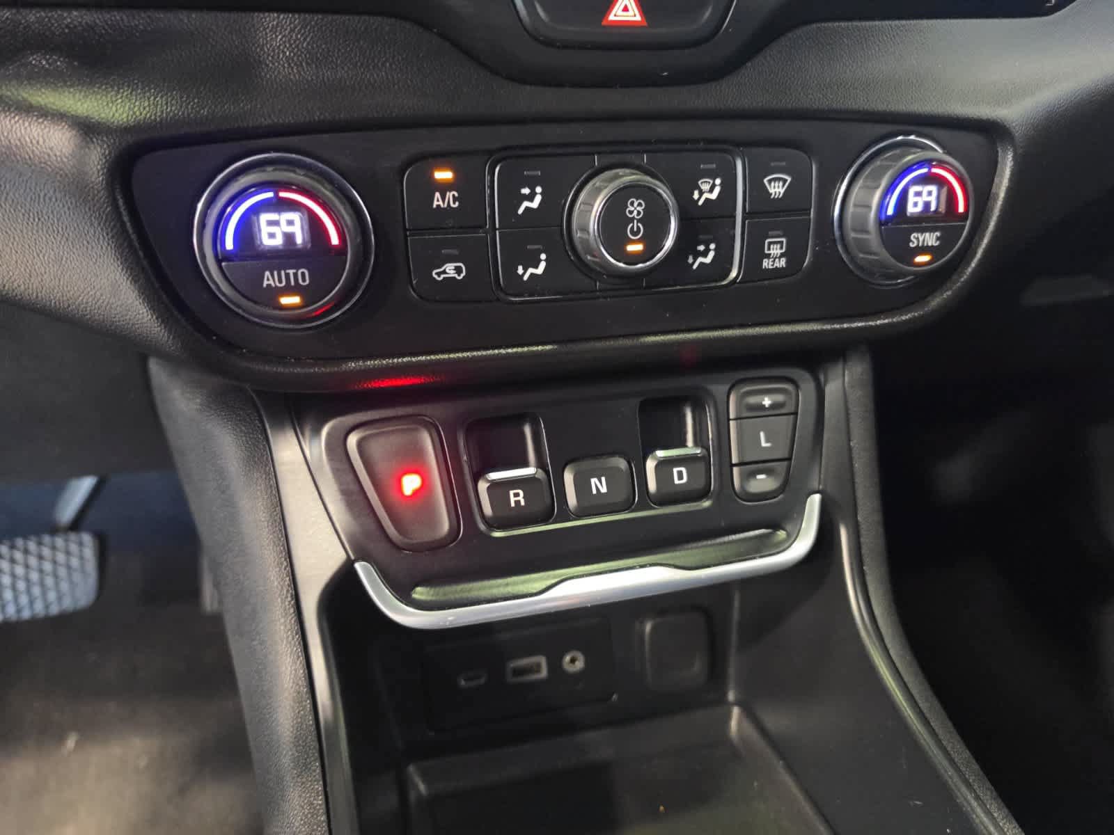 Used 2020 GMC Terrain SLE w/ Driver Convenience Package FWD image 26