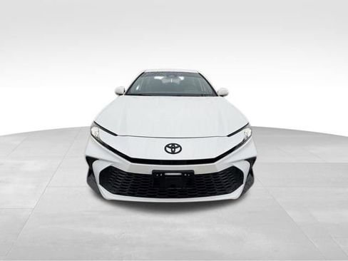 Used 2025 Toyota Camry SE image 3