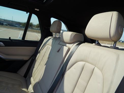 Used 2021 BMW X5 xDrive40i w/ M Sport Package image 32