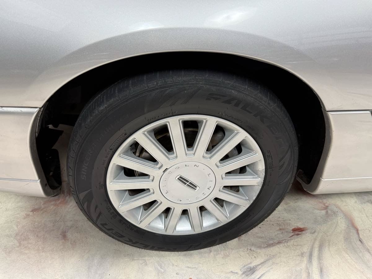 Used 2003 Lincoln Town Car Executive RWD image 32