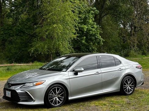 Used 2022 Toyota Camry XLE w/ Navigation Package FWD image 4