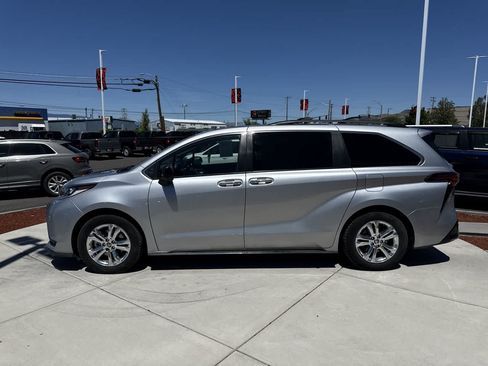 Used 2022 Toyota Sienna XSE w/ XSE Plus Package AWD/4WD image 2
