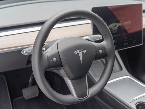 Used 2024 Tesla Model Y Long Range image 12