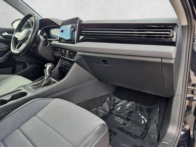 Used 2025 Volkswagen Jetta SE FWD image 21