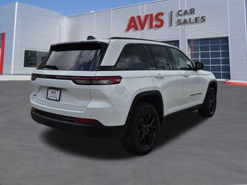 Used 2025 Jeep Grand Cherokee Altitude AWD/4WD image 6