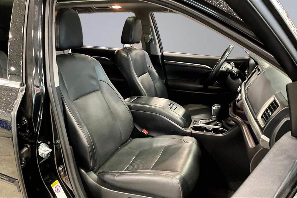 Used 2017 Toyota Highlander Limited Platinum AWD/4WD image 30