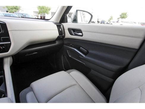 Used 2025 Nissan Pathfinder SL FWD image 13