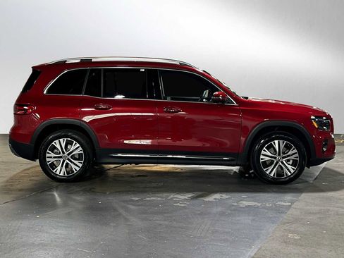 Used 2025 Mercedes-Benz GLB 250 4MATIC image 2