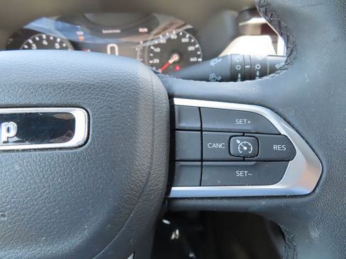 Used 2024 Jeep Compass Latitude image 21