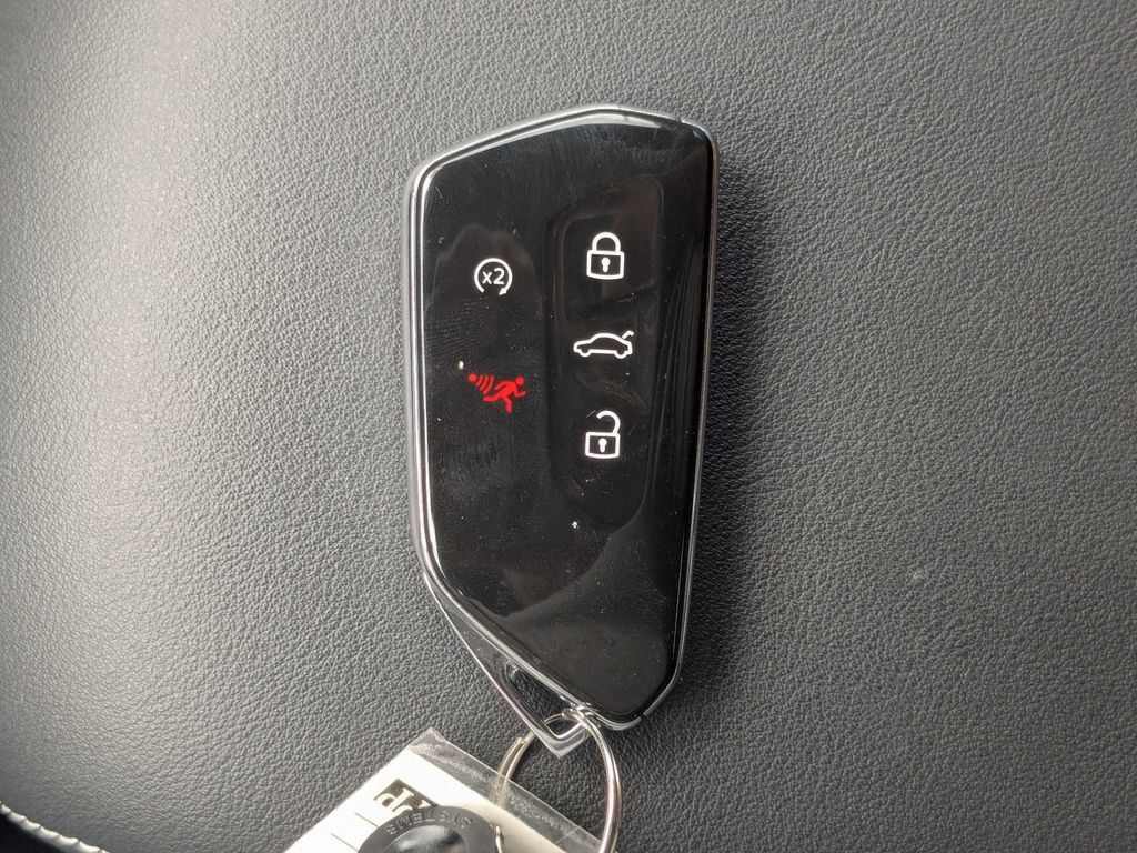 Certified 2025 Volkswagen Tiguan SE R-Line AWD/4WD image 42