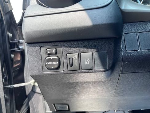 Used 2018 Toyota RAV4 LE FWD image 11