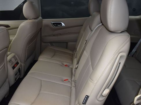 Used 2019 Nissan Pathfinder Platinum image 16