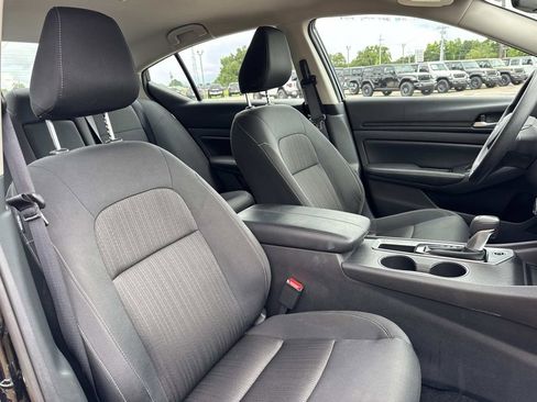 Used 2025 Nissan Altima 2.5 SV FWD image 23