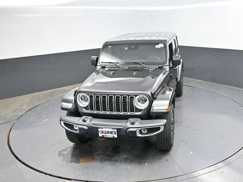 Used 2025 Jeep Wrangler Unlimited Sahara AWD/4WD image 42