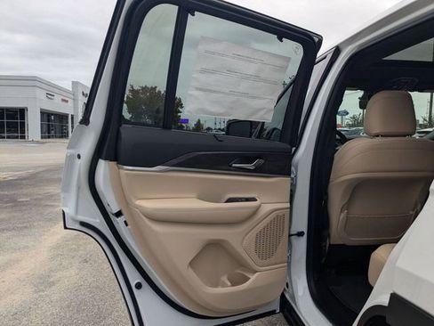 New 2025 Jeep Grand Cherokee Limited w/ Luxury Tech Group II AWD/4WD image 30