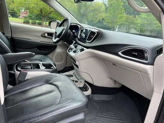Used 2018 Chrysler Pacifica Touring-L FWD image 19