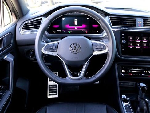 Used 2023 Volkswagen Tiguan SE R-Line image 27