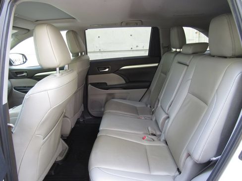 Certified 2019 Toyota Highlander XLE AWD/4WD image 15