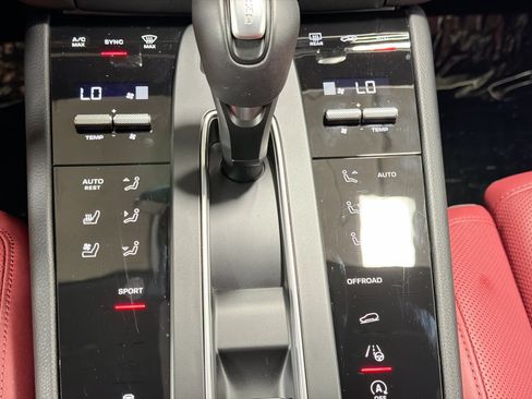 Certified 2026 Porsche Macan AWD/4WD image 34
