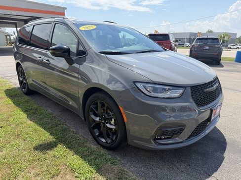 Used 2025 Chrysler Pacifica Limited FWD image 7