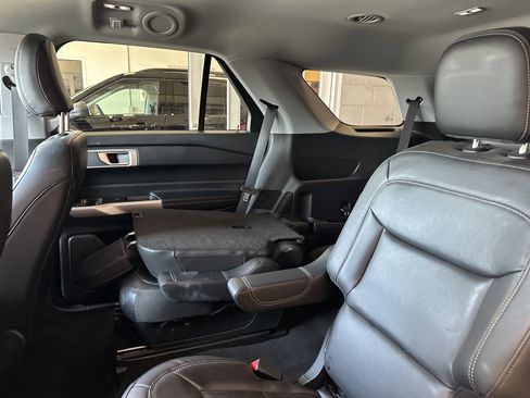 Used 2022 Ford Explorer XLT w/ Equipment Group 202A image 8