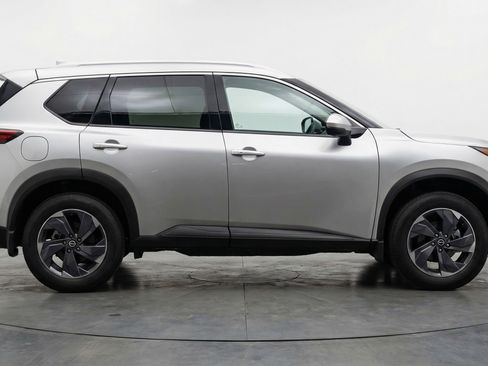 Used 2025 Nissan Rogue SV FWD image 11