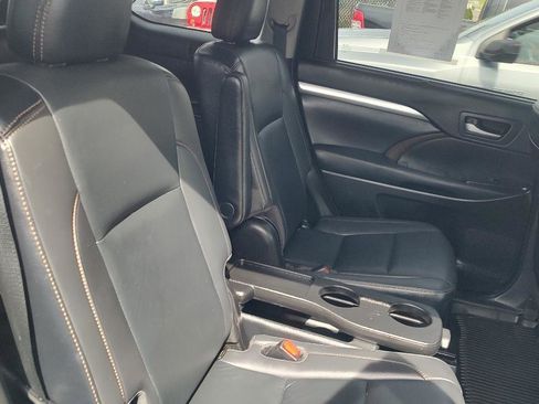 Used 2019 Toyota Highlander XLE AWD/4WD image 20