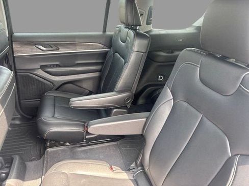 Used 2023 Jeep Grand Cherokee L Limited w/ Black Appearance Package AWD/4WD image 11