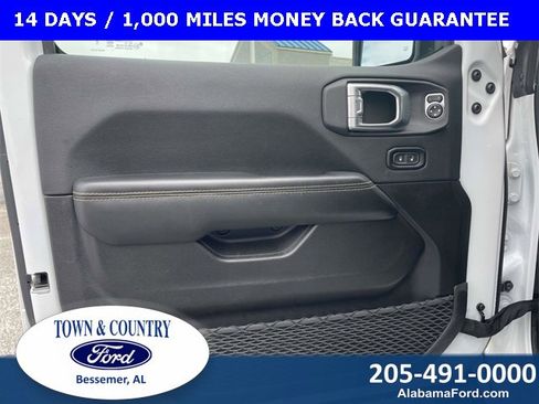 Used 2025 Jeep Wrangler Sahara image 16