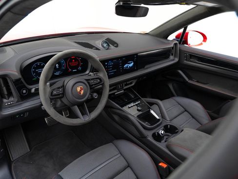Used 2025 Porsche Cayenne GTS image 4