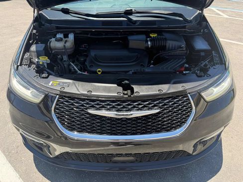 Used 2021 Chrysler Pacifica Touring FWD image 32