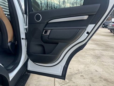 Used 2025 Land Rover Discovery Dynamic SE image 18